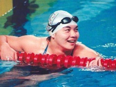 她曾是泳坛五朵金花之一,退役后出国深造,如