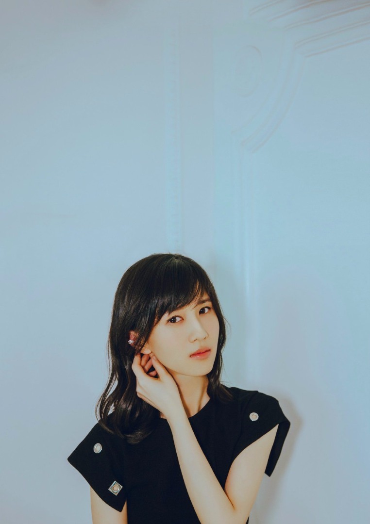 papi酱毕业啦!穿中戏硕士服留影气质清新