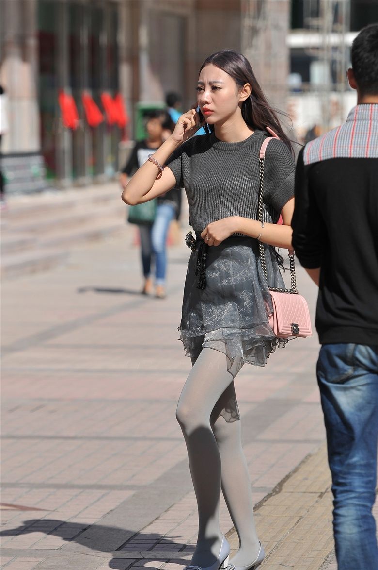 街拍联盟:难得一见的灰丝细腿美女,女神雅典娜