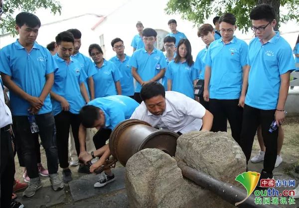河南大学生走进红色裴寨社区 感受改革开放40