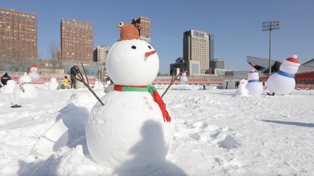 冰雪欢乐秀 ｜ 有了这个堆雪人神器，再也不用费劲滚雪球啦！