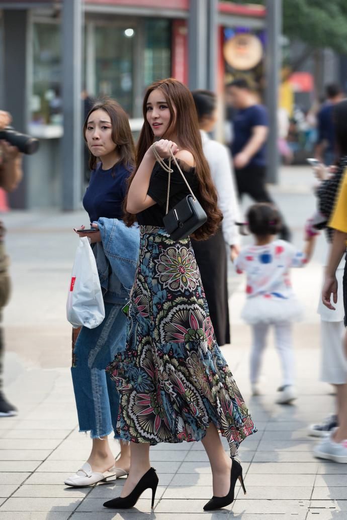 重庆街拍, 白色一字肩上衣搭配破洞牛仔裤, 个性