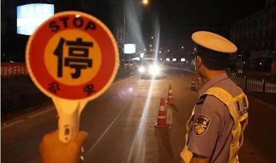 男子酒驾被查非要见媳妇 一见面就开始交代后事