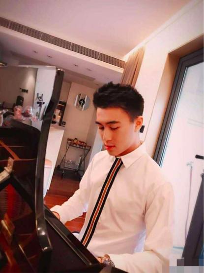 何猷君王思聪向佐等九名富二代里面,哪一款更