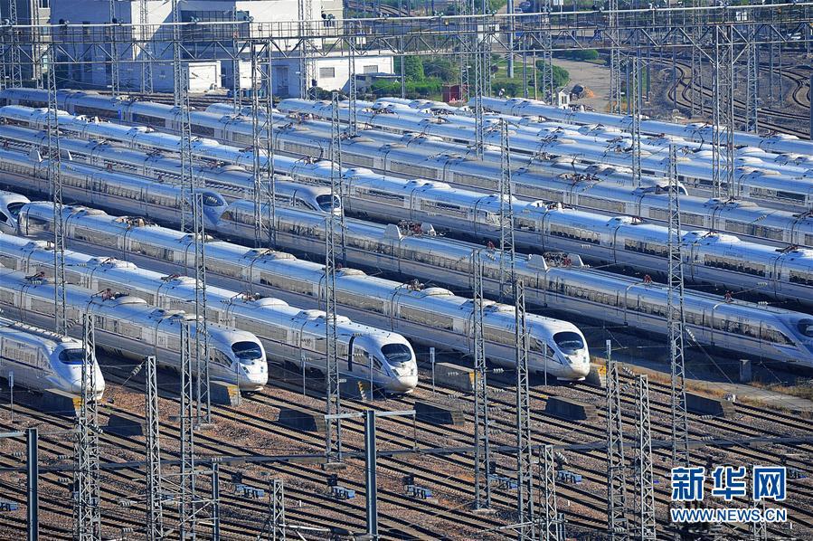 5月17日,在上海动车段虹桥动车运用所,维护保养后的列车整装待发.