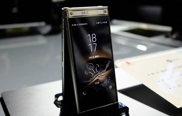 心系天下三星w2018翻盖手机!外观质感十足高端商务旗舰手