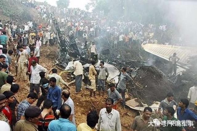 奇葩再现!印度飞机摔出新花样,无辜黄牛被当场