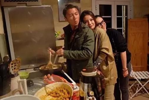 给王菲做饭陪窦靖童抽烟,谢霆锋当了中国好继