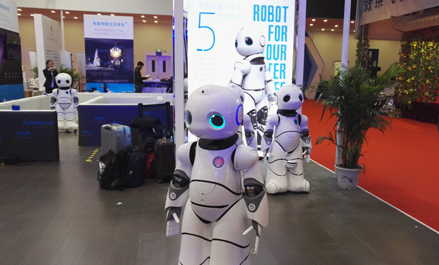 北京康力优蓝机器人科技有限公司展出的国内第一款量产商用机器人“优友”,是继人形机器人Pepper后,全球第二款真正量产化的服务机器人。在现场,“优友”不但独立主持了新闻发布会,还与观众幽默互动。作为身高达1.28米的类人形机器人,“优友”在全场观众的注视下自己走到舞台中央,用生动的语言全面介绍自己的功能。当人们想看看它到底有什么绝活时,“优友”与另外两台机器人跳起了“小苹果”,其灵活的身形和移动、定位能力震撼全场。