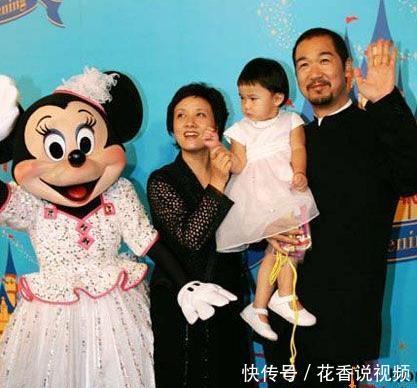 邓婕全家照,与张国立多年无子,继子不省心,领养