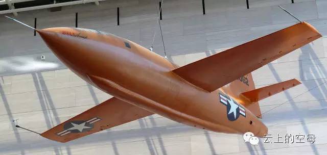 下方视图.x-1型飞机最大起飞重量5.5吨,长9.4米,翼展8.5米,高3.3米.