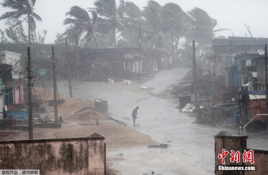 当地时间10月11日，气旋风暴“提特里”（Titli）横扫印度东部奥里萨邦地区，引发狂风暴雨。据外媒报道，“提特里”的风力在孟加拉湾上空加强，成为“非常严重的气旋风暴”，于11日上午在印度东岸的戈巴尔布尔登陆。印度东部沿海的奥里萨邦政府10日已从五个沿岸地区疏散了30多万人，并下令关闭当地的学校和托儿中心，同时提醒渔民不要出海。