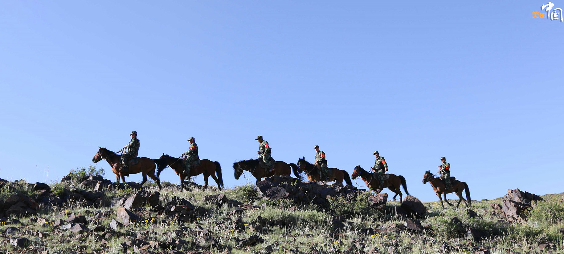 官兵与护边员们克服道路艰险、气候炎热、蚊虫叮咬等重重困难,通过骑乘军马、摩托车和徒步的方式深入中哈边境一线,实地察看重点通外山口和要道。王友波 摄