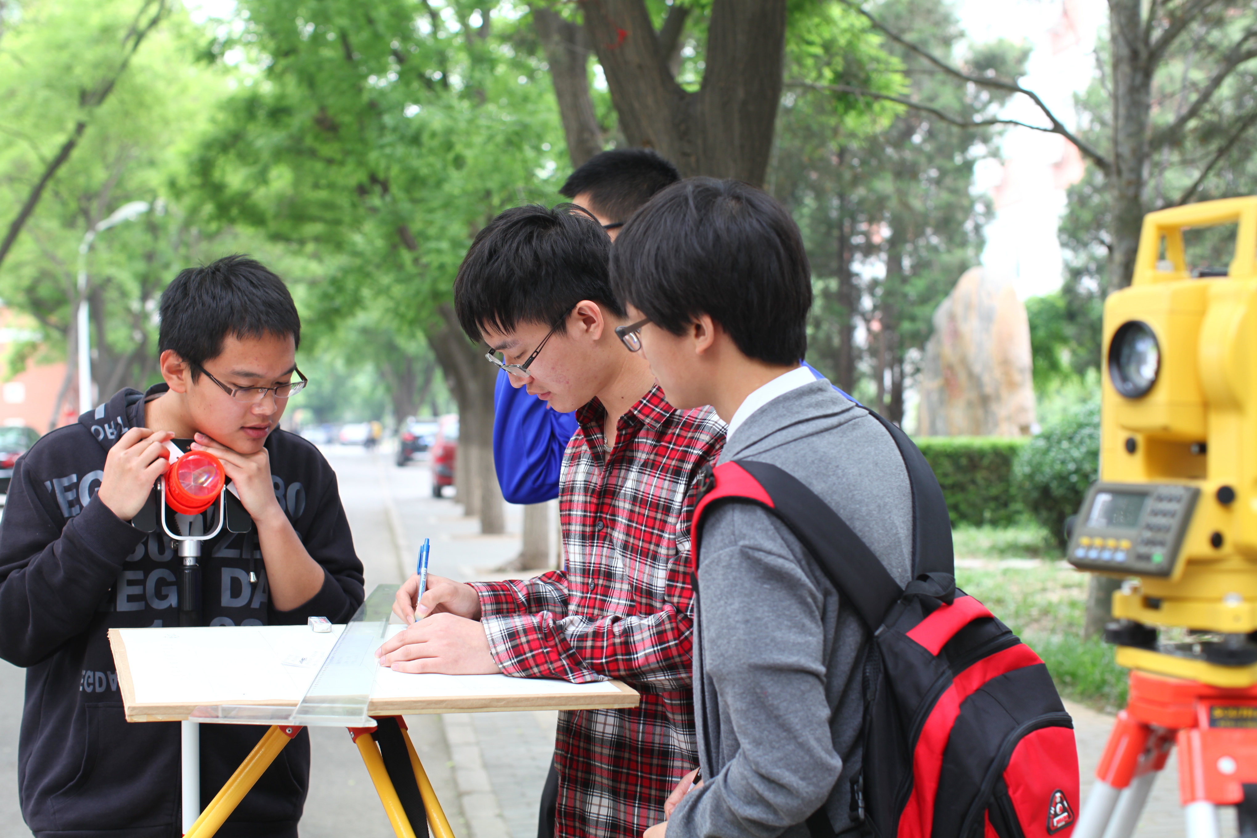 3北京农学院园林学院学生在校园内实践实习。