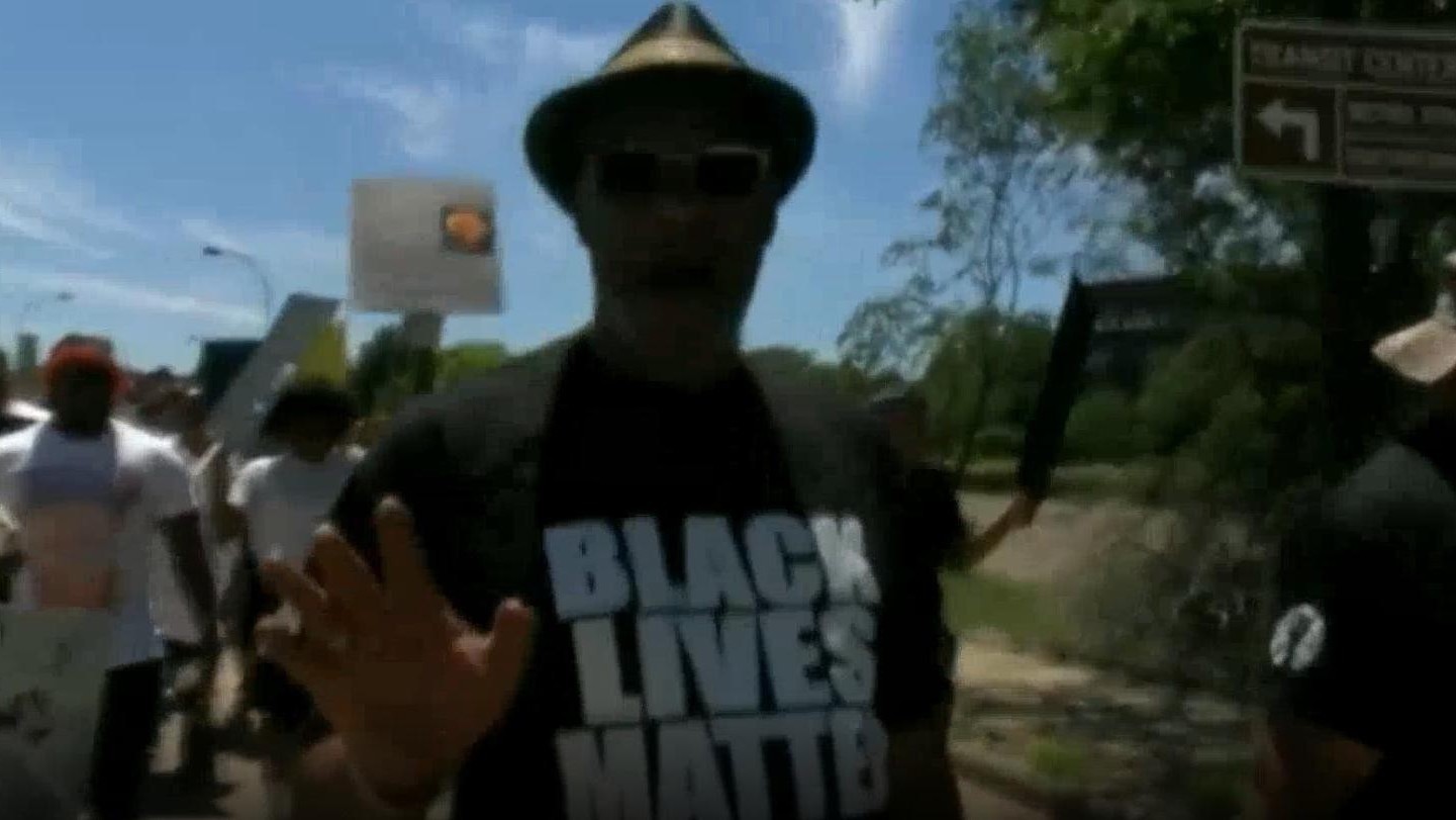 震惊! 美国一非洲裔男子被警察连开近百枪打死 民众爆发抗议 震惊! 美国一非洲裔男子被警察连开近百枪打死 民众爆发抗议