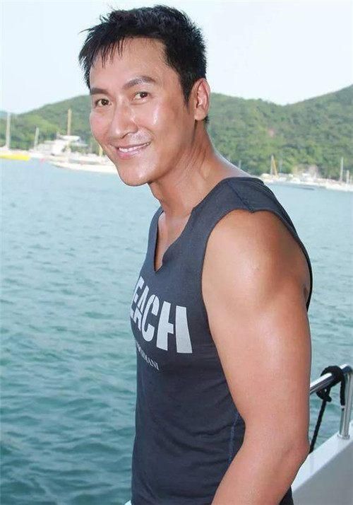 49岁马德钟全家照:老婆是初中同学还是超级学霸,儿子超帅像爸