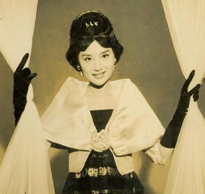 她成为香港左翼国语电影公司的台柱,并与石慧,陈思思并称"长城三公主"