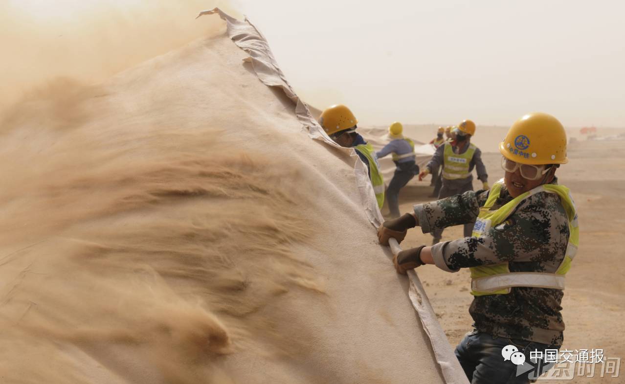 风沙大,建设者们干劲更大.黄朝华摄