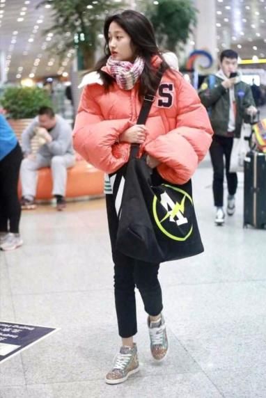 迪丽热巴和关晓彤,穿着同款衣服神对比,亮点全