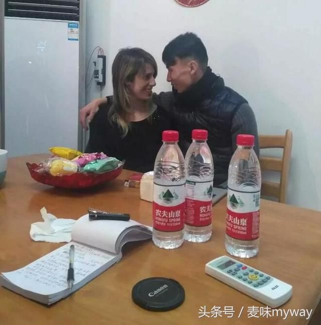 河南濮阳小伙带了个洋媳妇回家过年,金发碧眼