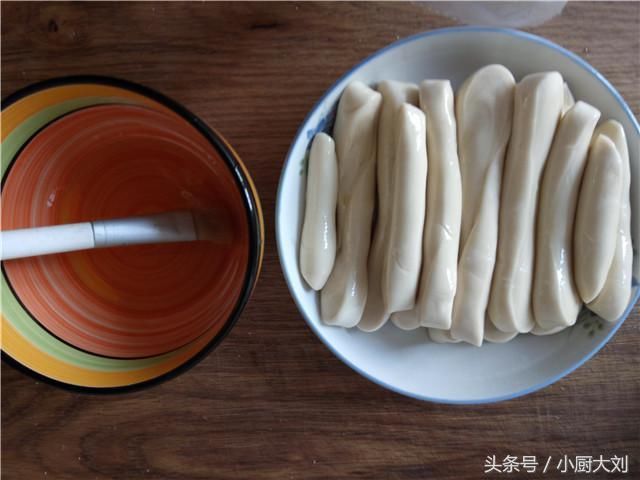 面的不要错过了,在家做油泼面,喝啤酒,看足球,这