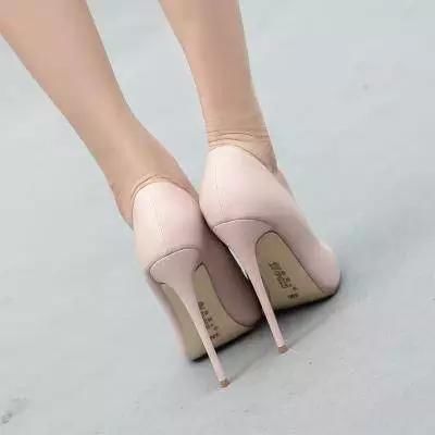 女人别总穿小白鞋,2018年换上尖头细高跟鞋,时