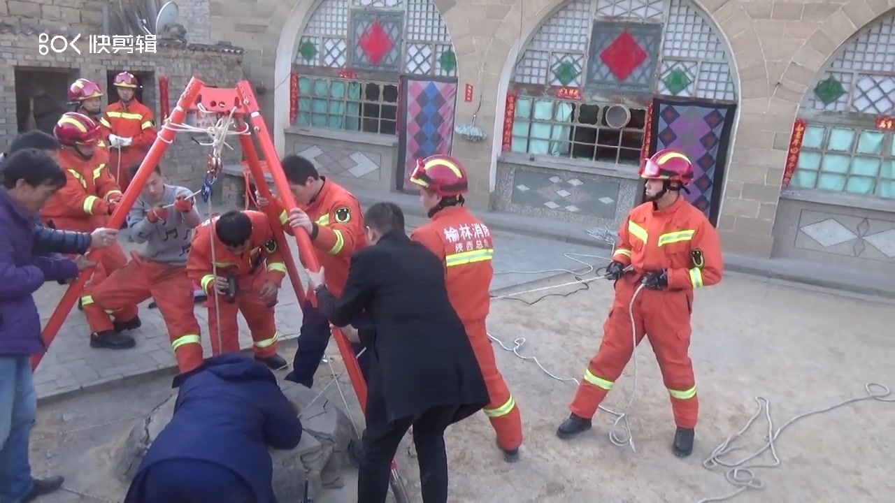 六旬老人掉落水井,消防救援显身手 六旬老人掉落水井,消防救援显身手