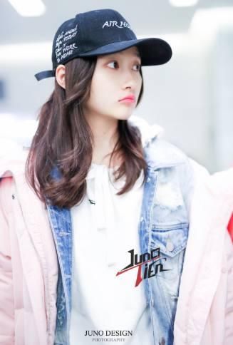 迪丽热巴和关晓彤撞衫粉色外套, 这次她们竟美