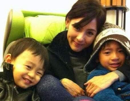 张柏芝现在靠什么收入 向华强点名永不录用