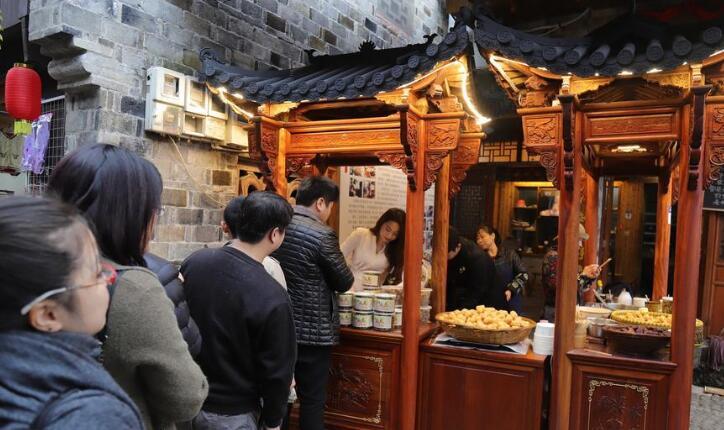2017年12月1日，浙江省宁海县，周书羽的店铺前常常排起了长队。