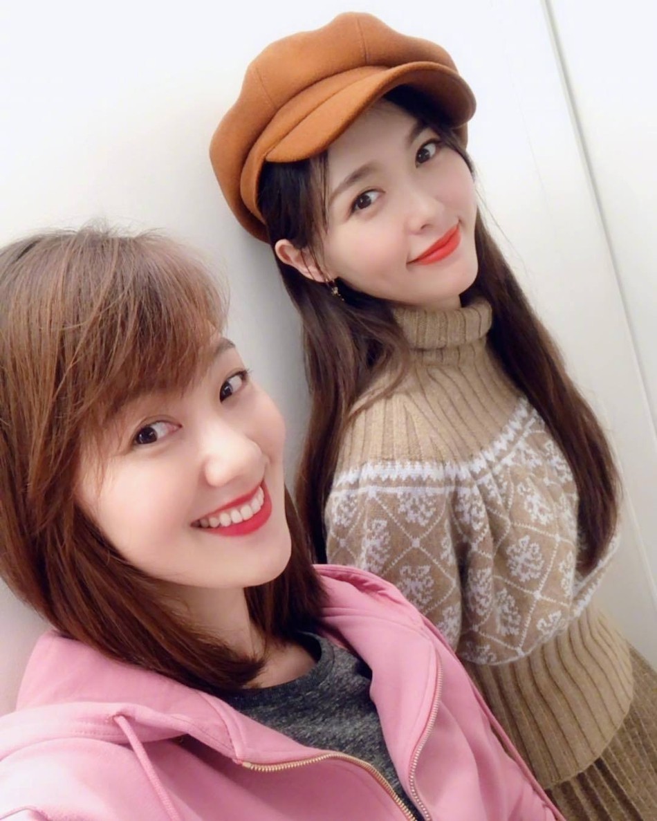 唐嫣晒九宫格闺蜜合照 婚后少女感依旧 小鸟腿瞩目