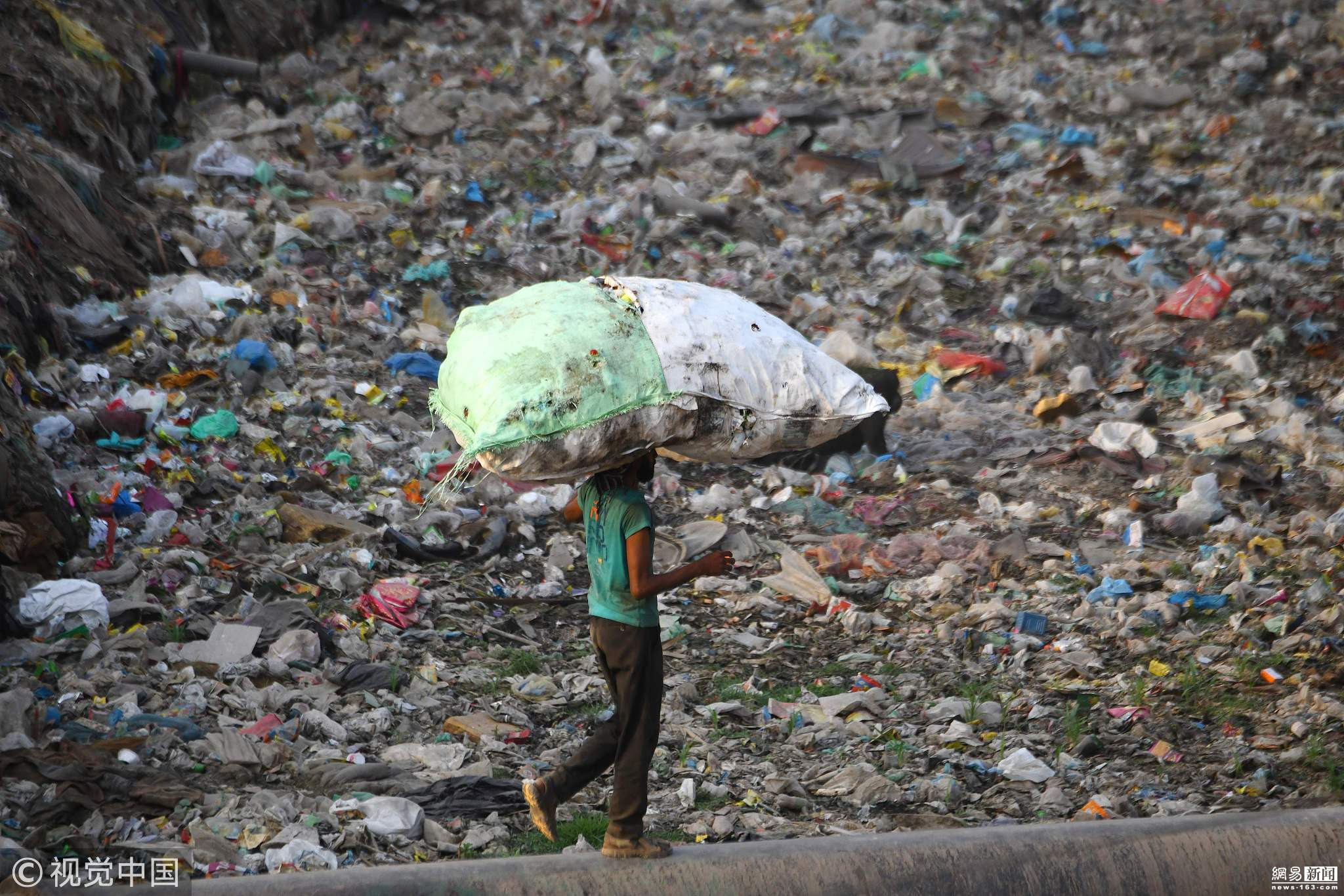 印度新德里垃圾堆积如山触目惊心 印度新德里垃圾堆积如山触目惊心