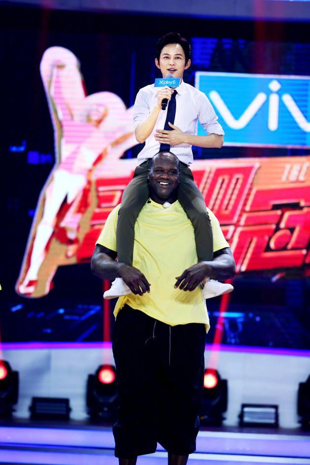 何炅坐在奥尼尔肩上 大呼登上人生巅峰 何炅坐在奥尼尔肩上 大呼登上人生巅峰