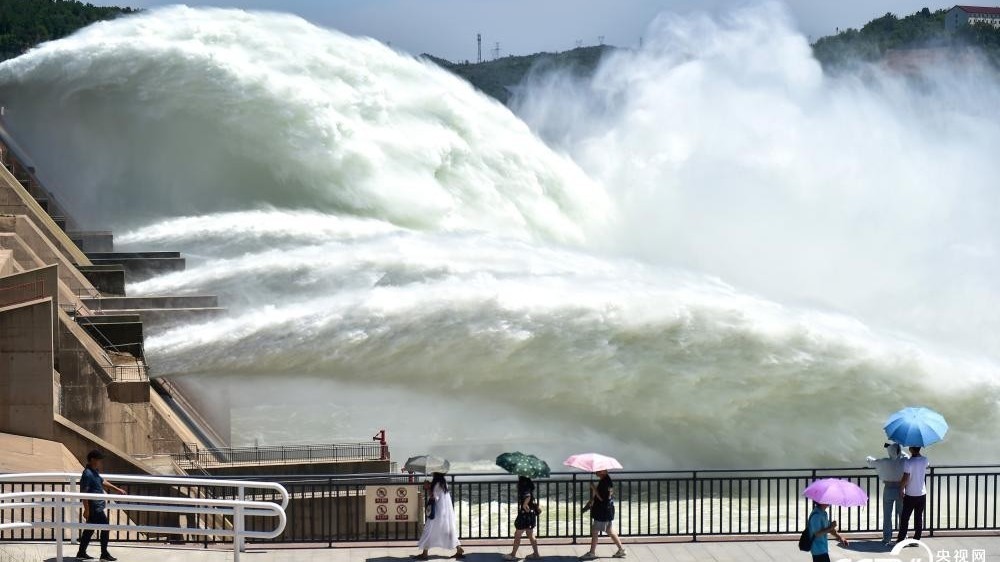 气势磅礴！黄河小浪底调水调沙，激流如万马奔腾，水上升起彩虹！