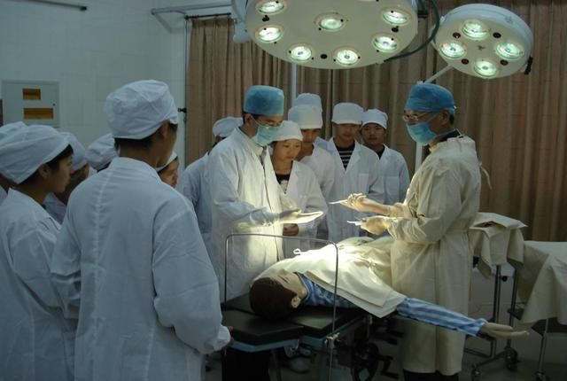 2018年临床医学全日制统招大专招生要求和报