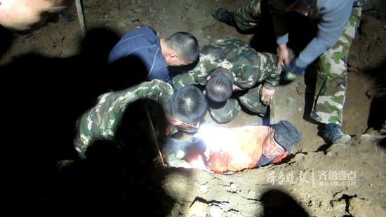 工地土层深夜塌方 消防员徒手挖出俩被困工人 工地土层深夜塌方 消防员徒手挖出俩被困工人