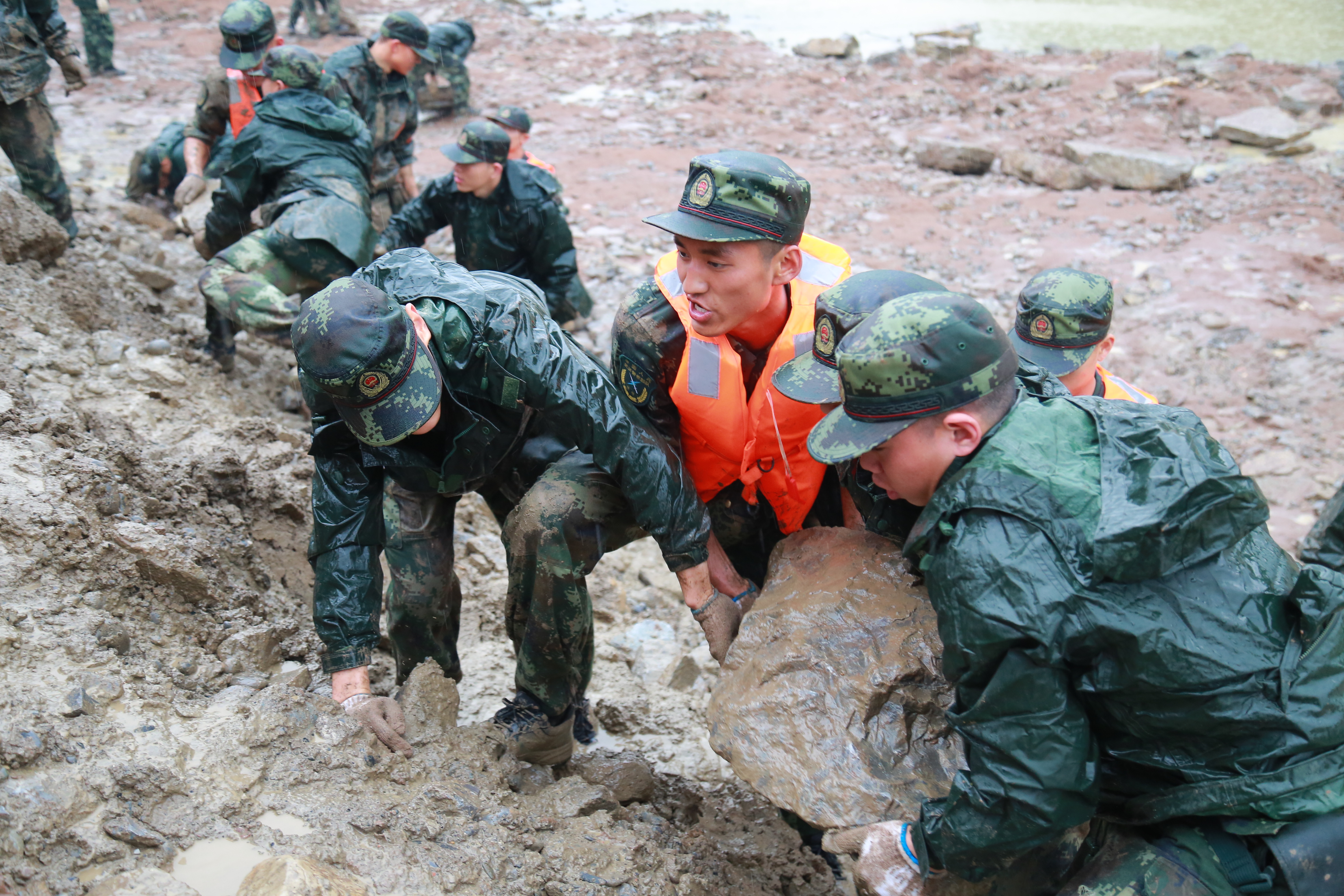 2016年5月19日，武警湖北总队恩施支队官兵参与清江河道清淤防汛任务。