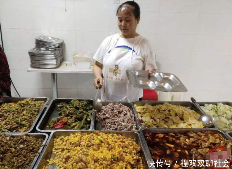 大学食堂打菜阿姨手抖,学长:满满的一勺菜到