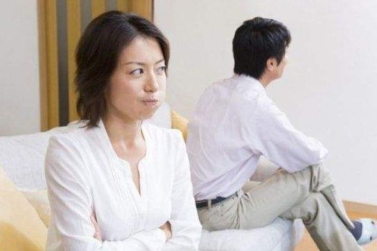 媳妇不想和我爹妈住闹离婚,网友评不分开住晚