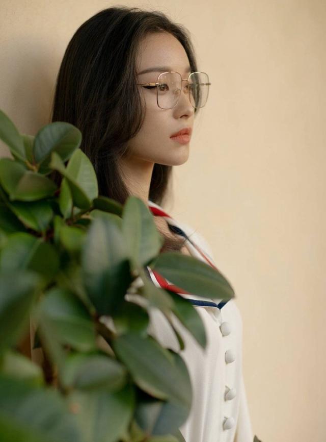 倪妮在米兰时装周立显高级脸,天生衣架子的她