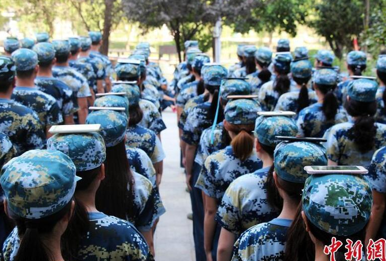 该方阵教官告诉笔者，这样的训练方式，并不是简单的作秀，学生们全程都顶着自己的手机，所以他们的动作都更规范、谨慎，这样的一次训练下来，很多学生的军姿明显挺拔了许多。尽管这些动作做起来有些困难，但全场没有一个人叫苦或者中途放弃，充分展现出了当代大学生们坚韧不拔的精神面貌。