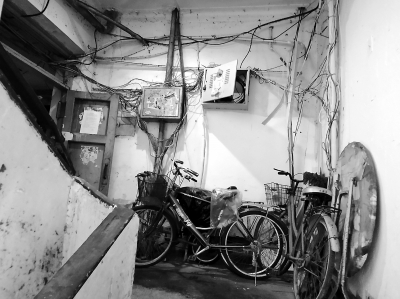 60年房龄筒子楼居住条件堪忧 楼道生火做饭 厕所四处漏水
