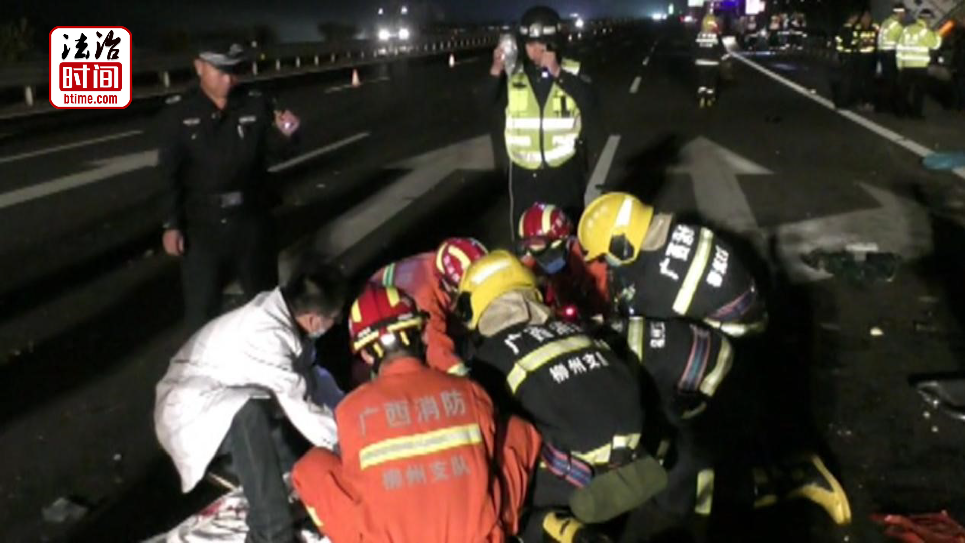 危险！夜晚大巴高速边违停拉客遭追尾 致1死35伤