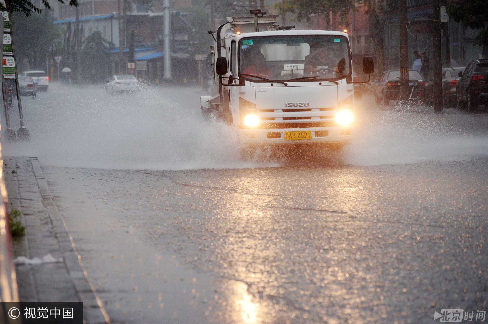 倾盆暴雨终于来袭 北京城区道路积水