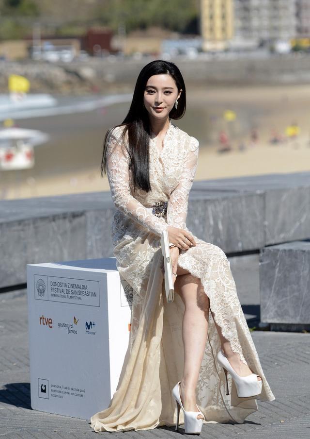 范冰冰高跟鞋妩媚,赵丽颖高跟鞋可爱,而她穿上