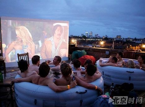 英国现“浴缸影院” 观众可与陌生人一起泡澡