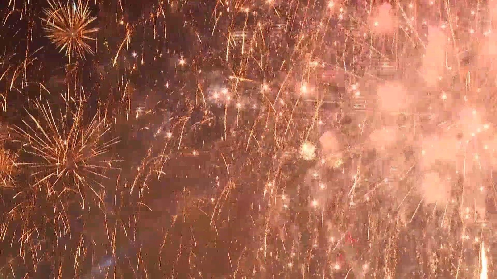 泰国曼谷：糯米制“环保”烟花点亮新年夜空