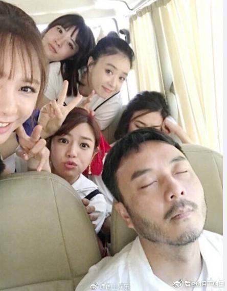 钱枫沈梦辰为汪涵庆生,何炅却玩失踪,正在忙着