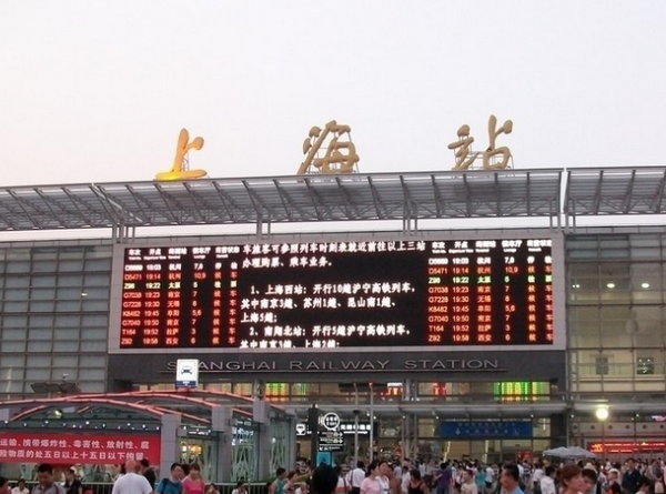 印度人第一次坐中国高铁,回国高叫:我们的媒体