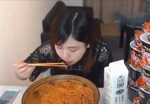 美女主播直播一次性吃下10包火鸡面, 吃完后嘴